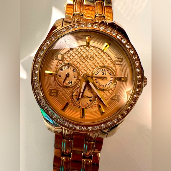 Women’s GUESS Multifunction Crystals Gold Stainless Steel Watch W0147L2/U0147L2 - Picture 4 of 6